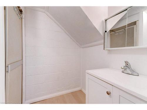 453 Paling Avenue, Hamilton, ON - Indoor Photo Showing Bathroom