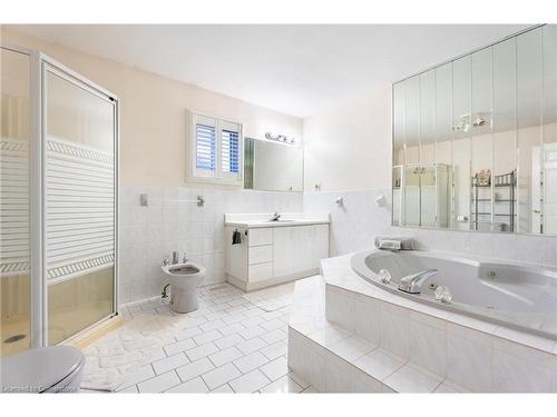 7 Grandoaks Drive, Hamilton, ON - Indoor Photo Showing Bathroom