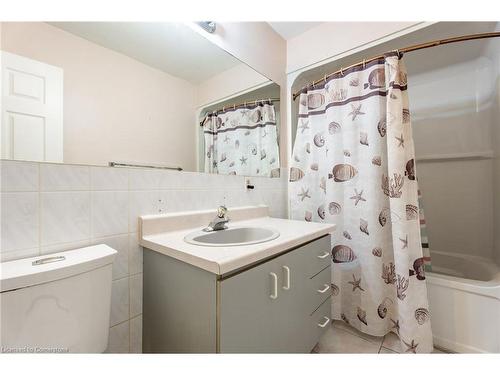 7 Grandoaks Drive, Hamilton, ON - Indoor Photo Showing Bathroom