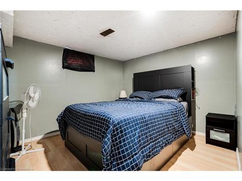 188 Clifton Downs Road, Hamilton, ON - Indoor Photo Showing Bedroom