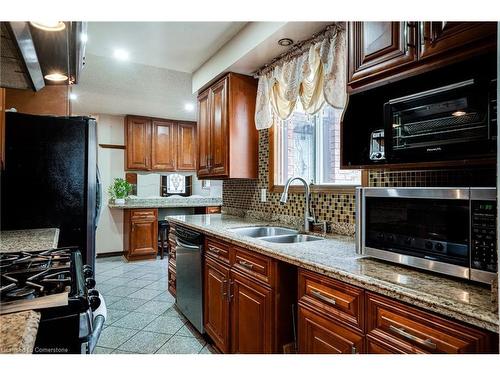 188 Clifton Downs Road, Hamilton, ON - Indoor Photo Showing Kitchen With Double Sink