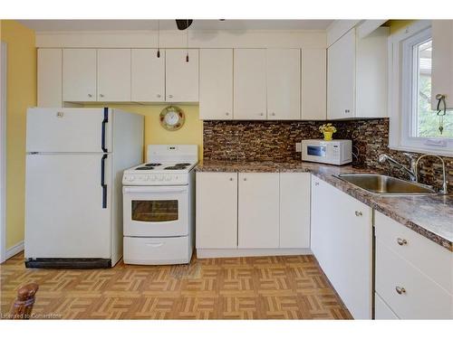 220 Mcanulty Boulevard, Hamilton, ON - Indoor Photo Showing Kitchen