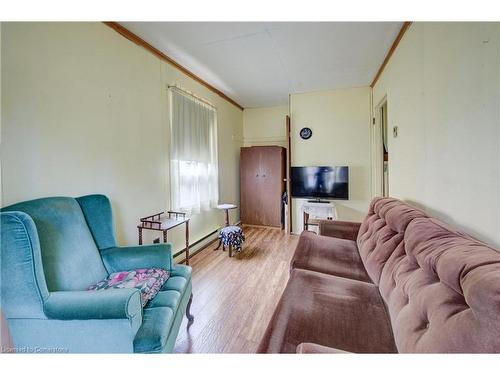 220 Mcanulty Boulevard, Hamilton, ON - Indoor Photo Showing Living Room