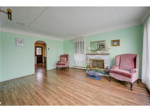 220 Mcanulty Boulevard, Hamilton, ON - Indoor Photo Showing Living Room