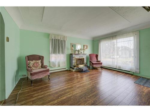 220 Mcanulty Boulevard, Hamilton, ON - Indoor Photo Showing Living Room