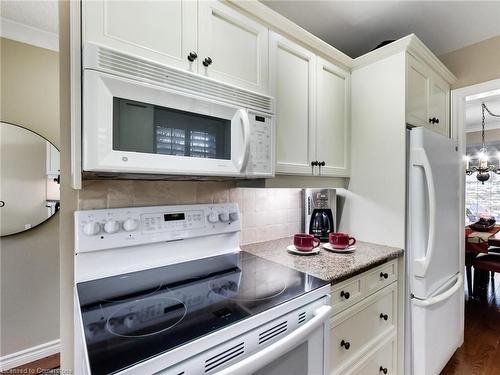 3063 Flanagan Court, Burlington, ON - Indoor Photo Showing Kitchen