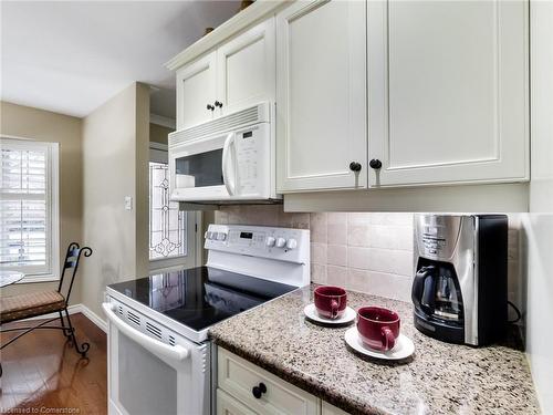 3063 Flanagan Court, Burlington, ON - Indoor Photo Showing Kitchen