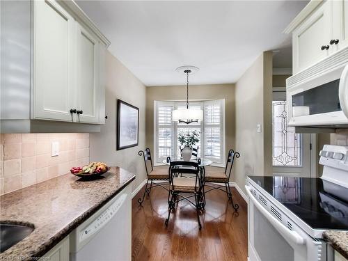 3063 Flanagan Court, Burlington, ON - Indoor Photo Showing Kitchen