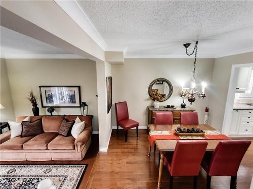 3063 Flanagan Court, Burlington, ON - Indoor Photo Showing Living Room