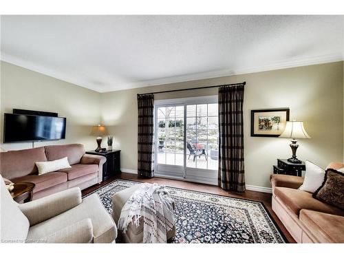 3063 Flanagan Court, Burlington, ON - Indoor Photo Showing Living Room