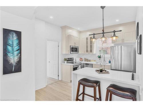 582 Wentworth Street N, Hamilton, ON - Indoor Photo Showing Kitchen With Upgraded Kitchen