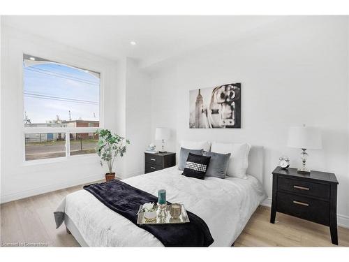 582 Wentworth Street N, Hamilton, ON - Indoor Photo Showing Bedroom