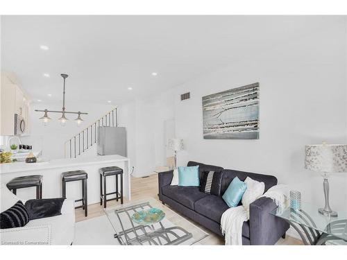 582 Wentworth Street N, Hamilton, ON - Indoor Photo Showing Living Room