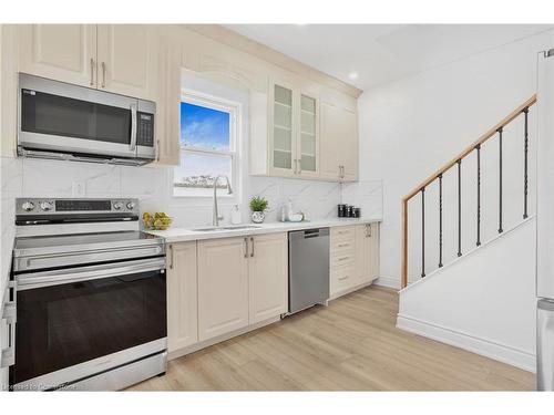 582 Wentworth Street N, Hamilton, ON - Indoor Photo Showing Kitchen