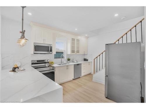 582 Wentworth Street N, Hamilton, ON - Indoor Photo Showing Kitchen