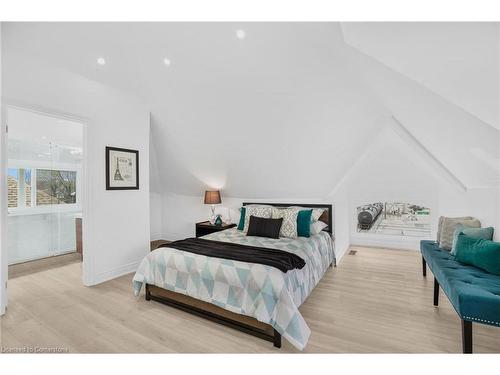 582 Wentworth Street N, Hamilton, ON - Indoor Photo Showing Bedroom