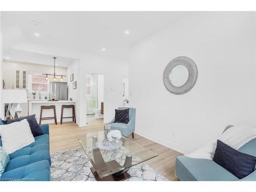 582 Wentworth Street N, Hamilton, ON - Indoor Photo Showing Living Room