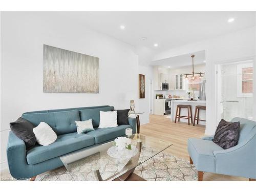 582 Wentworth Street N, Hamilton, ON - Indoor Photo Showing Living Room