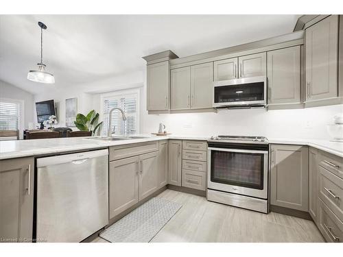 5 Richard Crescent, Smithville, ON - Indoor Photo Showing Kitchen With Upgraded Kitchen