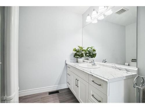 5 Richard Crescent, Smithville, ON - Indoor Photo Showing Bathroom