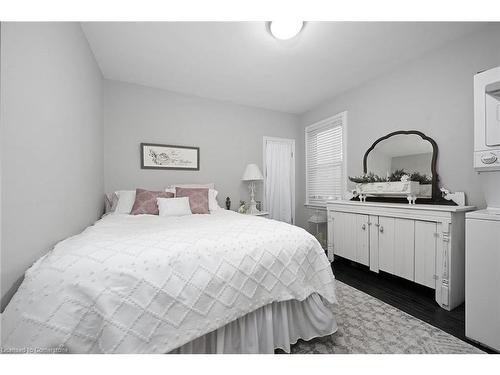 85 Barons Avenue S, Hamilton, ON - Indoor Photo Showing Bedroom