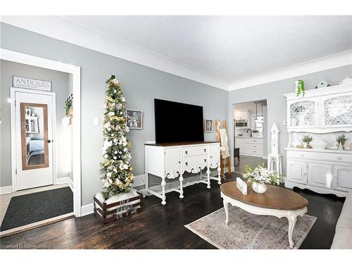 85 Barons Avenue S, Hamilton, ON - Indoor Photo Showing Living Room