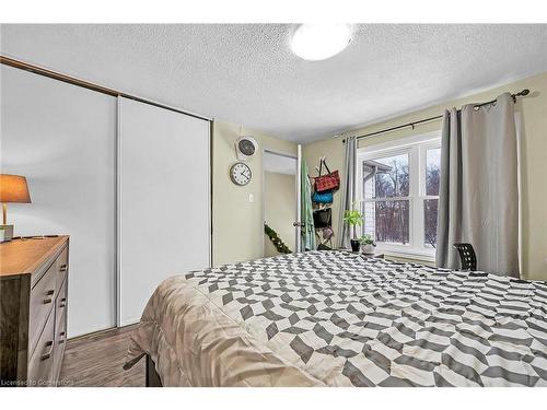 12-1300 Upper Ottawa Street, Hamilton, ON - Indoor Photo Showing Bedroom