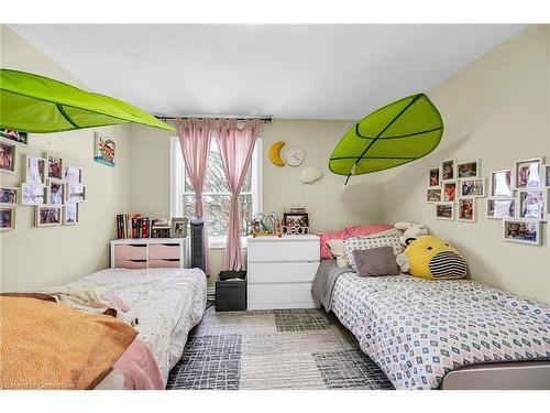 12-1300 Upper Ottawa Street, Hamilton, ON - Indoor Photo Showing Bedroom