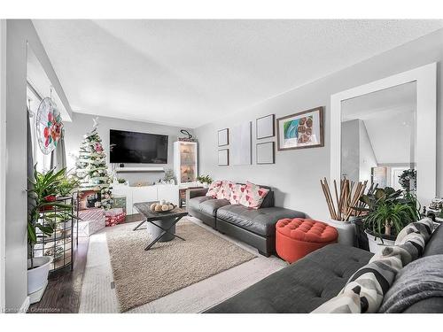 12-1300 Upper Ottawa Street, Hamilton, ON - Indoor Photo Showing Living Room