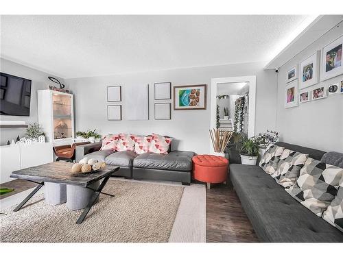 12-1300 Upper Ottawa Street, Hamilton, ON - Indoor Photo Showing Living Room