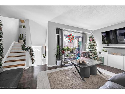 12-1300 Upper Ottawa Street, Hamilton, ON - Indoor Photo Showing Living Room