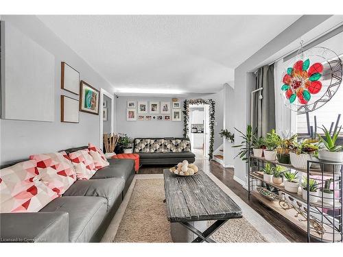 12-1300 Upper Ottawa Street, Hamilton, ON - Indoor Photo Showing Living Room