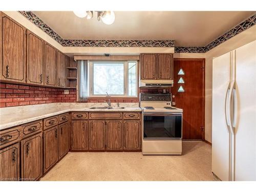 121 Lower Horning Road, Hamilton, ON - Indoor Photo Showing Kitchen With Double Sink