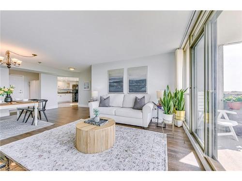 709-5090 Pinedale Avenue, Burlington, ON - Indoor Photo Showing Living Room