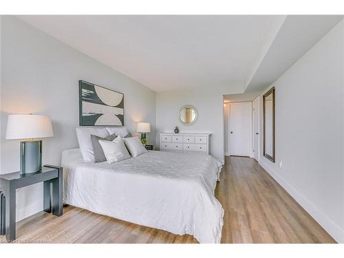 709-5090 Pinedale Avenue, Burlington, ON - Indoor Photo Showing Bedroom