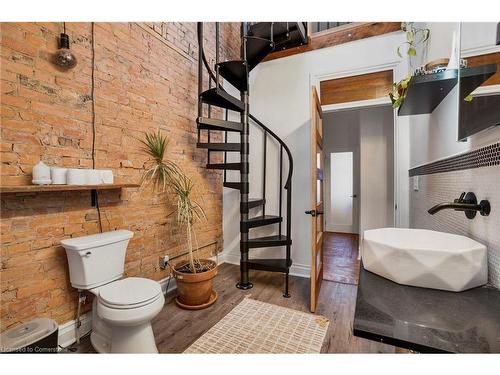 136 East Avenue N, Hamilton, ON - Indoor Photo Showing Bathroom