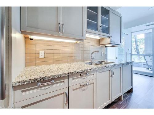 323-11 Bronte Road, Oakville, ON - Indoor Photo Showing Kitchen With Double Sink With Upgraded Kitchen