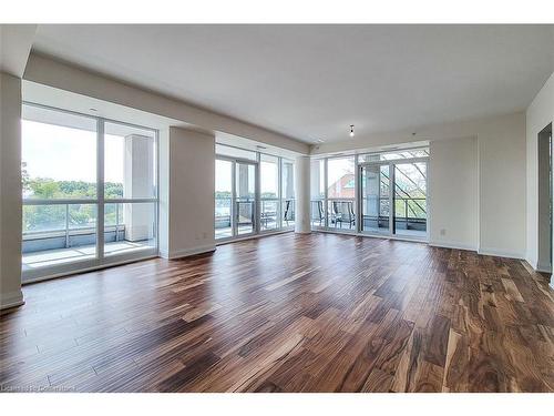 323-11 Bronte Road, Oakville, ON - Indoor Photo Showing Living Room