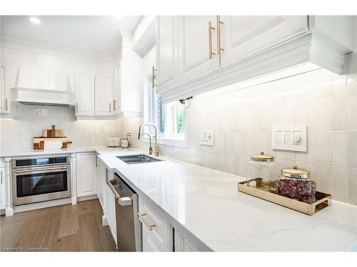 6345 Mcniven Court, Burlington, ON - Indoor Photo Showing Kitchen With Double Sink With Upgraded Kitchen