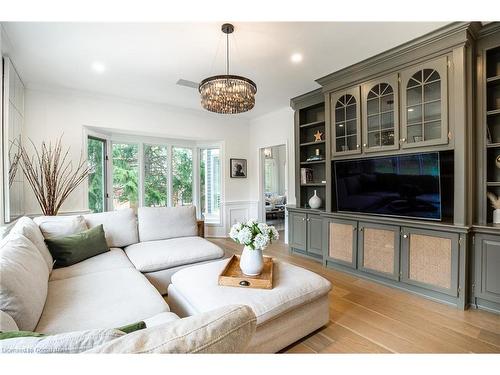 6345 Mcniven Court, Burlington, ON - Indoor Photo Showing Living Room