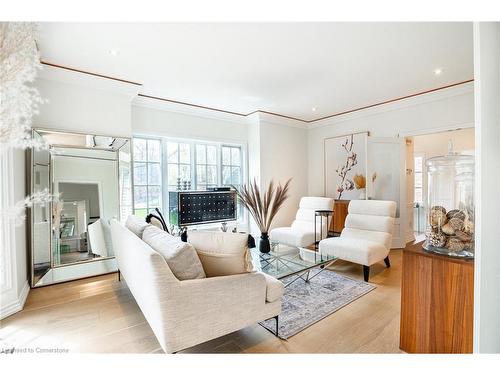 6345 Mcniven Court, Burlington, ON - Indoor Photo Showing Living Room