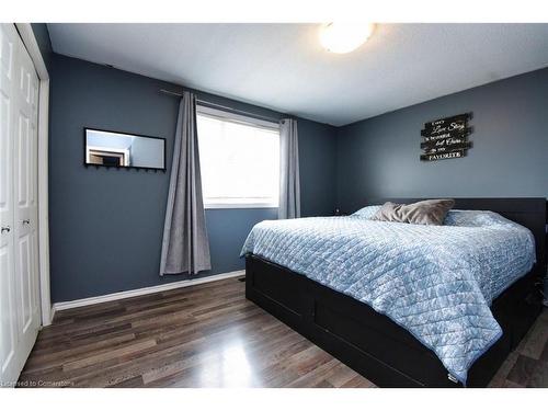 43 Brewster Way, Brantford, ON - Indoor Photo Showing Bedroom