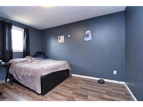 43 Brewster Way, Brantford, ON - Indoor Photo Showing Bedroom