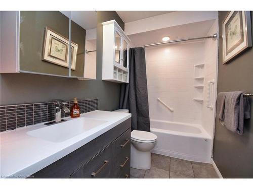 43 Brewster Way, Brantford, ON - Indoor Photo Showing Bathroom