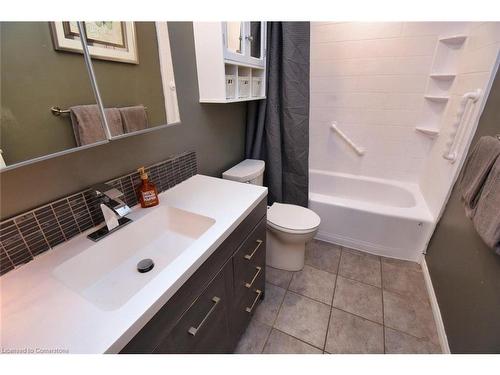 43 Brewster Way, Brantford, ON - Indoor Photo Showing Bathroom