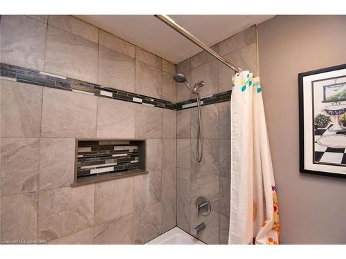 43 Brewster Way, Brantford, ON - Indoor Photo Showing Bathroom