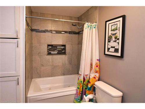 43 Brewster Way, Brantford, ON - Indoor Photo Showing Bathroom