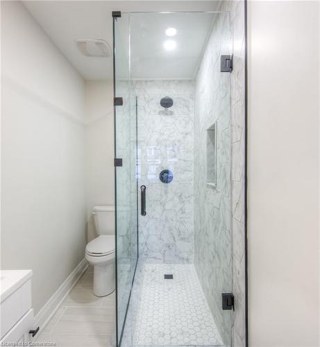 2-12 Eastbourne Avenue, Hamilton, ON - Indoor Photo Showing Bathroom