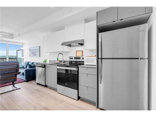 B918-3200 Dakota Common, Burlington, ON - Indoor Photo Showing Kitchen With Stainless Steel Kitchen