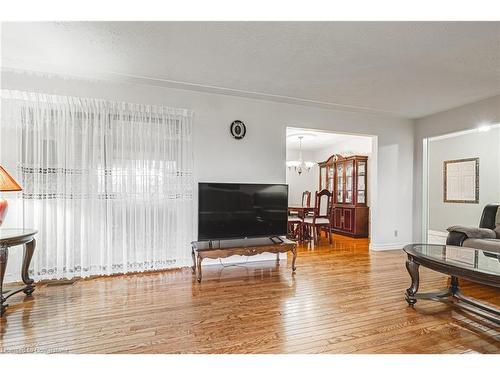 5100 White Church Road, Glanbrook, ON - Indoor Photo Showing Living Room